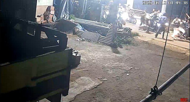Foto aksi tawuran oleh dua kelompok remaja, terekam kamera pengawas cctv 