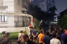 massa datangi rumah eko