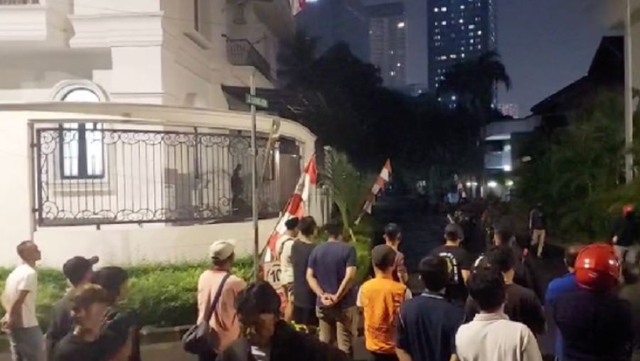 massa datangi rumah eko