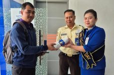 BRI Lebak Bulus bagikan gift spesial di hari pelanggan nasional untuk 10 nasabah, Kamis, (4/9/25)