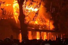 Grahadi Dibakar