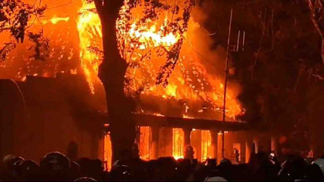 Grahadi Dibakar