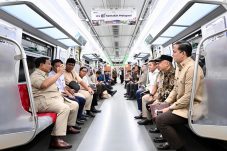 Prabowo naik KRL