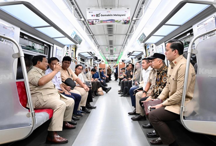 Prabowo naik KRL