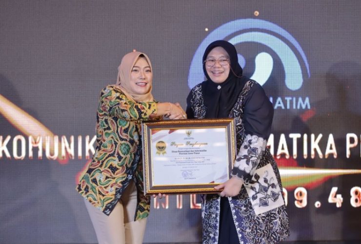 Kadis Kominfo Sherlita Ratna Dewi Agustin mewakili Gubernur Khofifah terima penghargaan