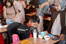 Kebersamaan Ibu dan Anak dalam Kids Yogurt Cooking Class