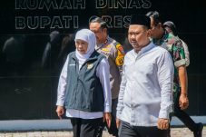 Gubernur Khofifah Salurkan Bantuan Rp 7,6 Miliar untuk Masyarakat Gresik
