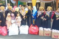 Hanya 10 Menit Ratusan Takjil Istri Wartawan Gresik Ludes Terbagi