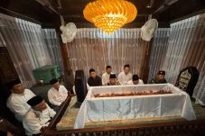 Tradisi Malam Selawe di Sunan Giri Diikuti Ribuan Masyarakat Gresik