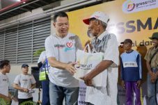 Puluhan Penarik Becak Terharu Dapat Bingkisan Sembako dari Gresmal Gresik