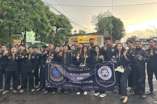 PSHW-TM Balongbendo Bagi Takjil ke Pengguna Jalan