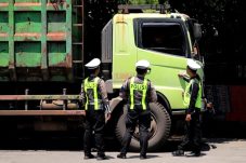 Demi Lancarnya Arus Mudik Polres Gresik Tertibkan Truk Sumbu 3