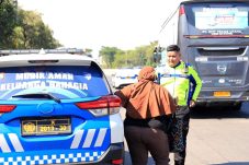 Pasutri Tertinggal Bus Mudik Satlantas Polres Gresik Kejar Hingga Tol