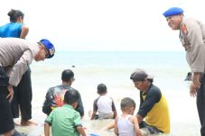 Pastikan Keamanan Wisatawan Kapolres Gresik Pantau di Pantai Dalegan