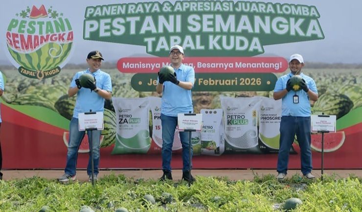 Hadapi Cuaca Ekstrim Petrokimia Gresik Bantu Petani Semangka