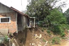 4 Rumah Ambruk Tergerus Air Aliran Kali Cikarang 