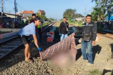 Lengah Saat Menyeberang Rel, Warga Prajurit Kulon Tewas di Perlintasan Krian