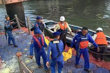 Respons Cepat Satpolairud Polres Gresik Evakuasi Jenazah di Dermaga Petro