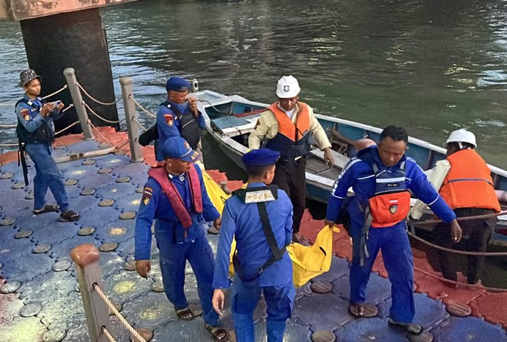 Respons Cepat Satpolairud Polres Gresik Evakuasi Jenazah di Dermaga Petro