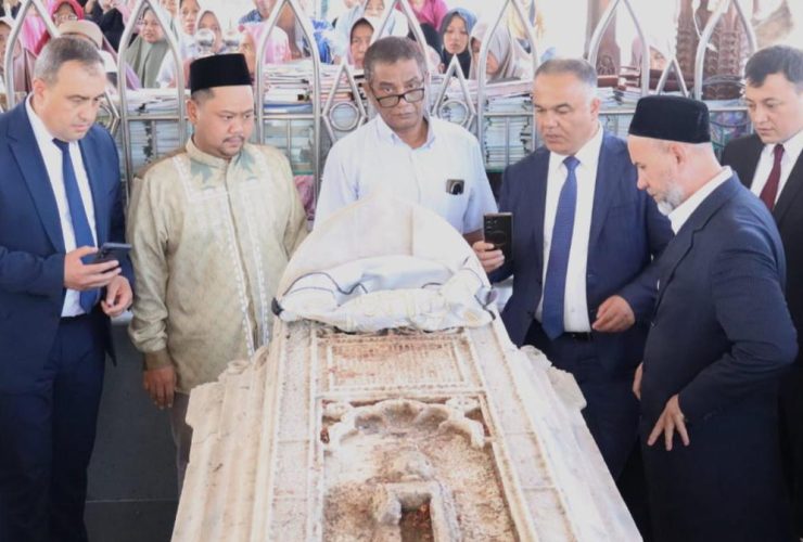 Gresik Mendunia Gubernur Uzbekistan Khusus Ziarah Makam Maulana Malik Ibrahim