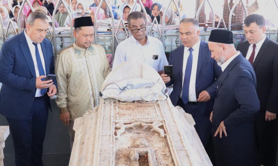 Gresik Mendunia Gubernur Uzbekistan Khusus Ziarah Makam Maulana Malik Ibrahim
