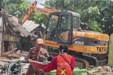 Satpol PP Gresik Bongkar 43 Bangunan Liar Tanpa Perlawanan