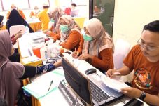 Masyarakat Senang KWG Gelar Pengobatan hingga Cek Mata Gratis