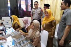 Masyarakat Alami Gangguan Penglihatan KWG dan Eyelink Bagikan Kacamata Gratis