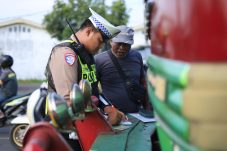Satlantas Polres Gresik Tindak Tegas Truk Langgar Jam Operasional