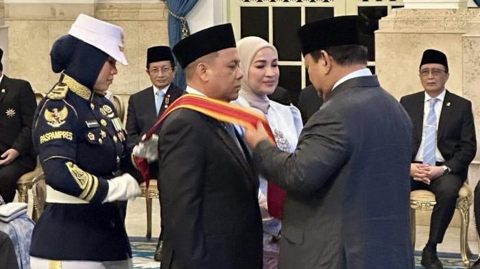Haji Isam Menerima Penghargaan Bintang Mahaputra Utama Dari Presiden Prabowo Subianto