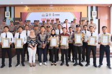 Kapolres Gresik Beri Penghargaan 12 Anggota dan 2 Warga Sipil