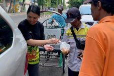 Aston Gresik Hotel Berbagi Daging Kurban untuk Masyarakat
