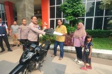 Kapolres Gresik Kembalikan Motor yang Dicuri di Jalan Panglima Sudirman