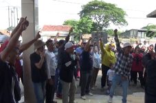 Warga Ramai-ramai Gruduk Rumah Kepala Desa Cipayung, Ada Apa !