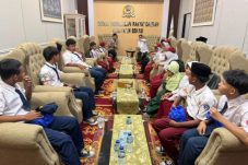 ‎Belajar Mengenal DPRD, Anak Yatim Desa Jatiwangi Diajak Bertemu Wakil Rakyat