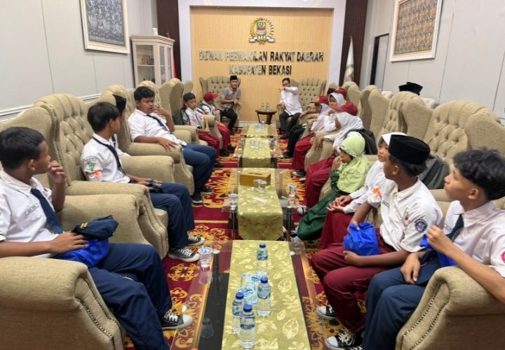 ‎Belajar Mengenal DPRD, Anak Yatim Desa Jatiwangi Diajak Bertemu Wakil Rakyat