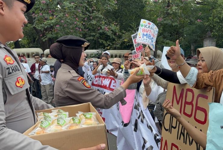 Polwan Negosiator PMJ Hadir Humanis Layani Peserta Aksi di Silang Monas Selatan