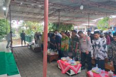 Babinsa Sine Ngawi Hadiri Khitanan dan Pengobatan Gratis, Warga Sambut Antusias