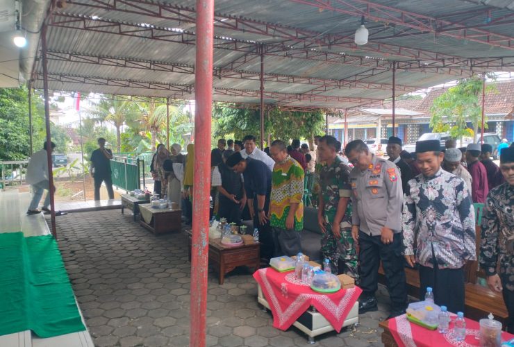 Babinsa Sine Ngawi Hadiri Khitanan dan Pengobatan Gratis, Warga Sambut Antusias