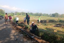 Babinsa Ngrambe Gotong Royong Bangun Pipanisasi Dari Mata Air Lodolo
