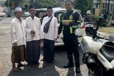 Polisi Gresik Pertemukan Lansia 90 Tahun Peserta Haul yang Terpisah