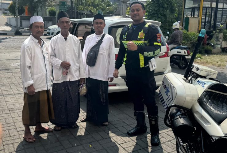 Polisi Gresik Pertemukan Lansia 90 Tahun Peserta Haul yang Terpisah