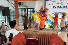 Wisuda Lintas Generasi di Pongangan Gresik dari Balita hingga Lansia