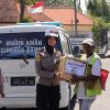 Satlantas Gresik Bersama Taruna Akpol Salurkan Bansos untuk Masyarakat