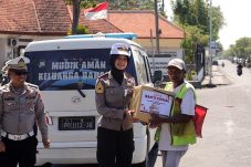 Satlantas Gresik Bersama Taruna Akpol Salurkan Bansos untuk Masyarakat