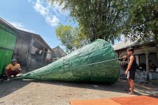 Rahasia Kokohnya Tumpeng Raksasa Nasi Krawu di Gresik