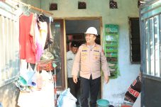 Sambut HUT Bhayangkara Polres Gresik Bedah Rumah Purnawirawan