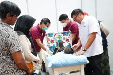 Siti Tersenyum Bahagia Anaknya Dikhitan Gratis Petrokimia Gresik