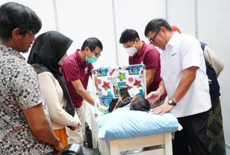 Siti Tersenyum Bahagia Anaknya Dikhitan Gratis Petrokimia Gresik
