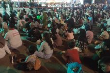 Meski Duduk.Beralas Tikar Warga Sangat Menikmati Hiburan Petronite Fest